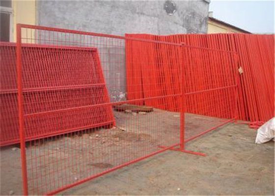 建築現場のためのプラスチック フィートそして鉄のフィートと囲う赤く一時的な網